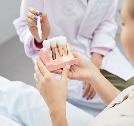 Reemplaza dientes perdidos con implantes de titanio duraderos y estéticos. Recupera la funcionalidad y belleza de tu sonrisa con la mejor tecnología dental....